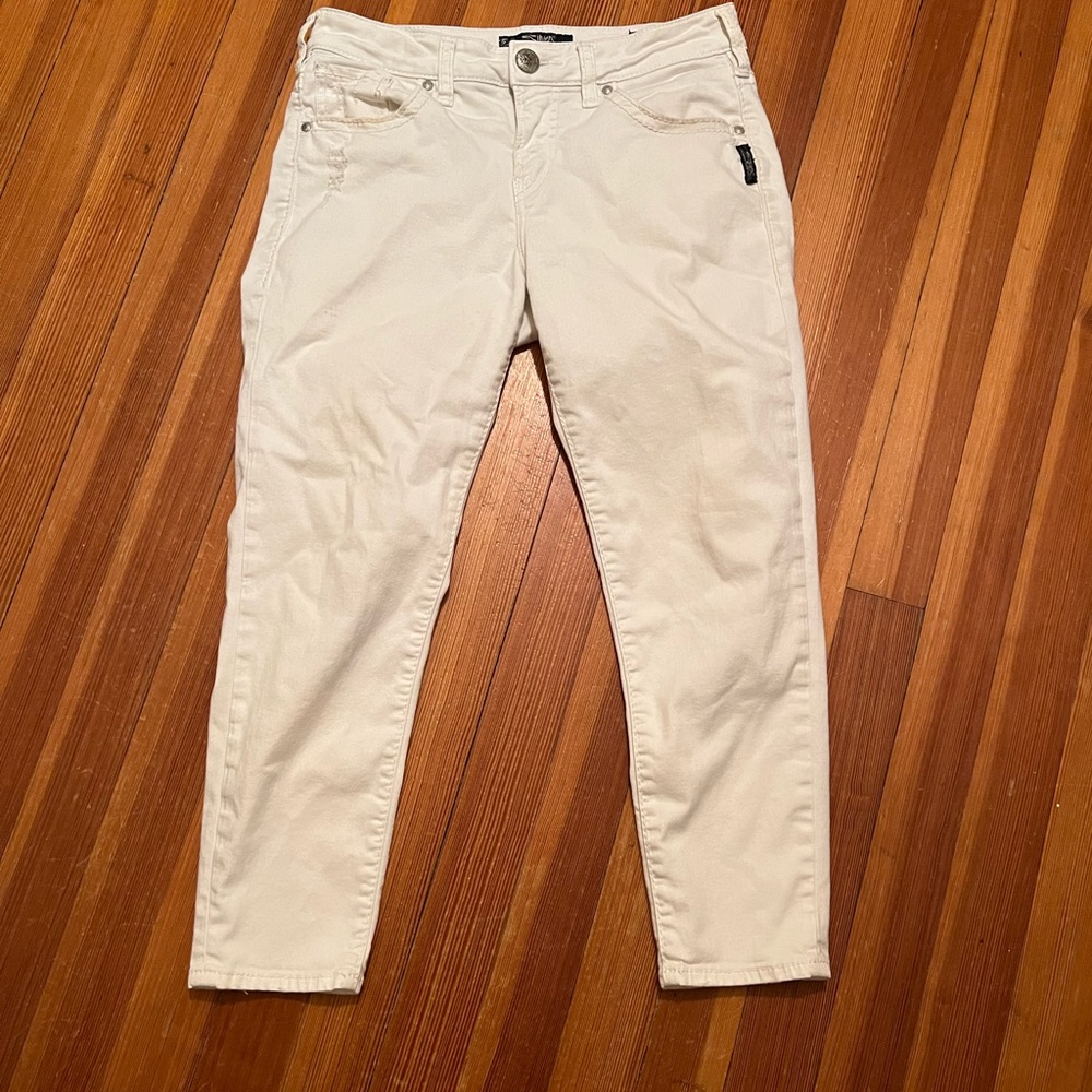 Capri white denim pant.